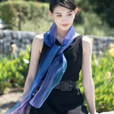 透きとおる絹に重なり合う色彩と光。【シルクスカーフ】 美濃友禅 ―清流―