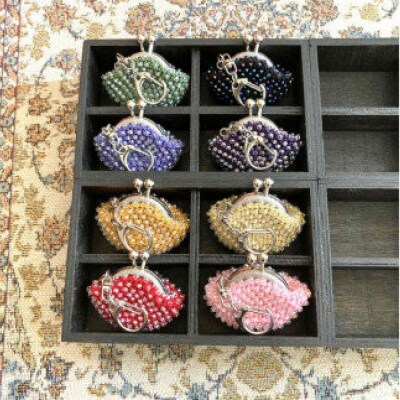 【ピンク】ハンドメイドのビーズがま口キーホルダー(シルバー)