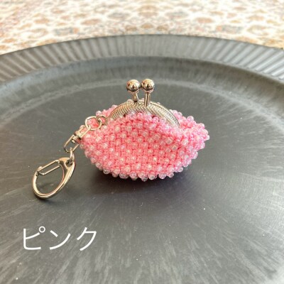 【ピンク】ハンドメイドのビーズがま口キーホルダー(シルバー)