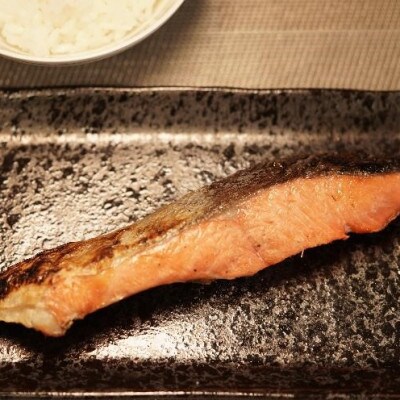 天然の紅鮭に塩をして切り身(半身と半身の1本)を小分けにしました(合計約1.4kg~1.6kg)