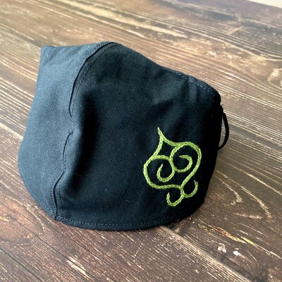 ワイヤー入り立体布マスク×1枚 魔よけを意味するアイヌ刺繍(グリーンの糸)　釧路町アイヌ協会応援