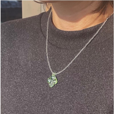 ウランガラスのネックレス(山法師)