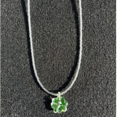 ウランガラスのネックレス(クローバー)