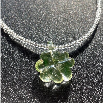 ウランガラスのネックレス(クローバー)