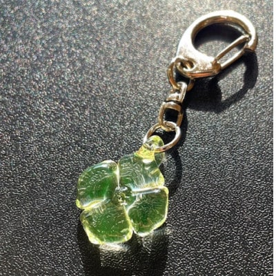 ウランガラスのキーホルダー(山法師)