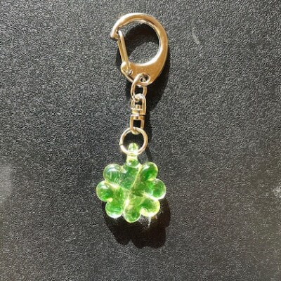 ウランガラスのキーホルダー(クローバー)