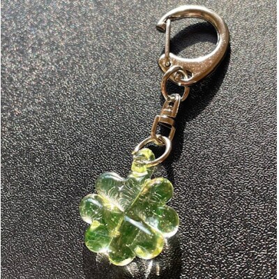 ウランガラスのキーホルダー(クローバー)