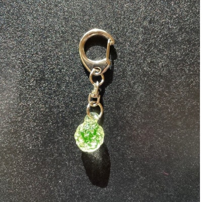 ウランガラスのキーホルダー(ロック)