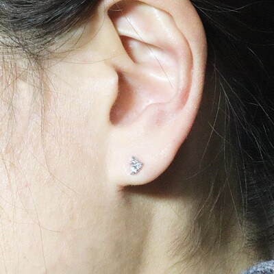 プラチナ　0.24ct　トライアングルダイヤモンドピアス【BQ-90】
