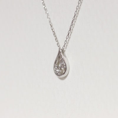 プラチナ 0.05ct しずく型ダイヤモンドペンダント【BQ-213】
