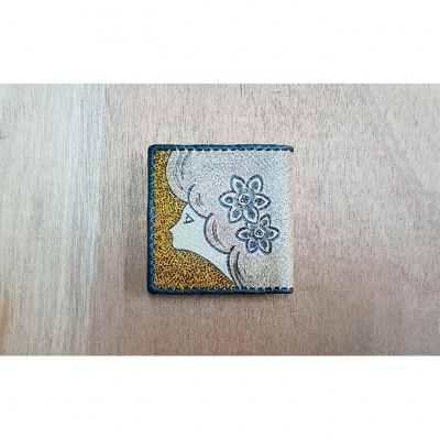 女性と蝶の二つ折り財布　☆イエロー☆[54071498]