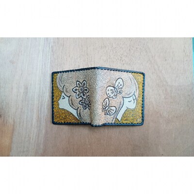 女性と蝶の二つ折り財布　☆イエロー☆[54071498]