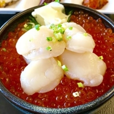 ＜12/21まで年内配送＞★お刺身ホタテ900gと醤油いくら300g C-01057