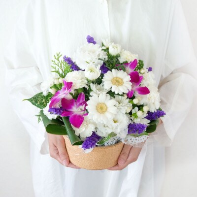 季節のおまかせお供え花　Sサイズ　白に青紫系の色合い