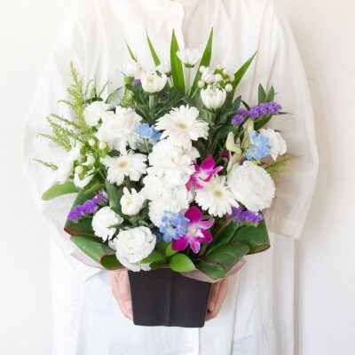 季節のおまかせお供え花　Mサイズ　白に青紫系の色合い