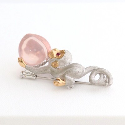 K18WG/PGさると桃のブローチ【RQ 16.53ct・R0.05ct】