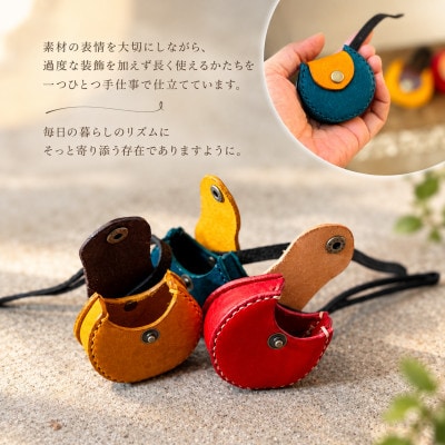 レザークラフト バッグチャーム 小銭入れ 「月の欠片(かけら)」【レッド×ベージュ】1個