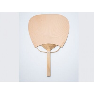 革製品に独特の個性と高級感を与える【生成】leather fan(革のうちわ)