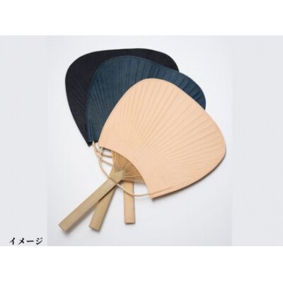 革製品に独特の個性と高級感を与える【生成】leather fan(革のうちわ)