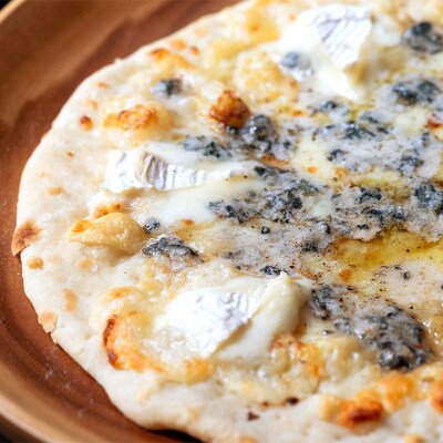 北海道産窯焼き冷凍ピザ 「クワトロフォルマッジ～至神のゴールディチーズ～」 2枚 F4F-8549