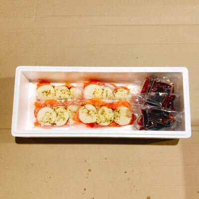 【12/31決済分まで1月配送】サーモンカプレーゼ3～5P&鮭とば100g×3P B-09099