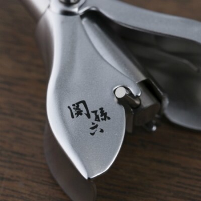 関孫六 回転式鼻毛カッター 貝印 ケア用品 グルーミング用品 関市 お掃除ブラシ付き