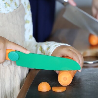 2021年新製品【にんじんの形をしたこども包丁】　H5-193