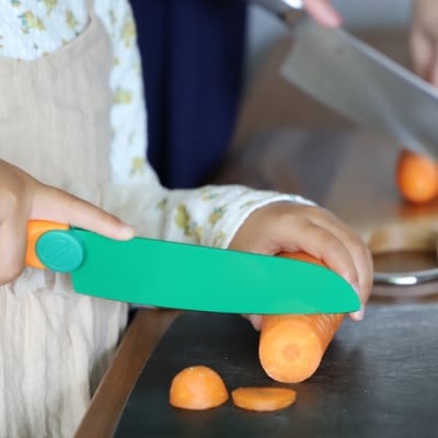 【にんじんの形をしたこども包丁】