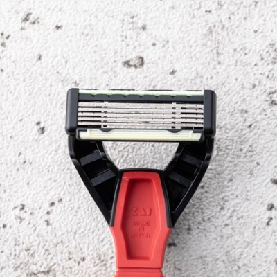 ＜5枚刃使い捨てカミソリ＞■IGNIS 敏感肌用12本(3本入り×4個)◇貝印 H5-207