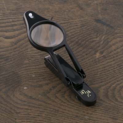 ＜刀匠 関孫六の伝統から生まれたツメキリ＞ ◇貝印 関孫六 LEDルーペ付きツメキリ