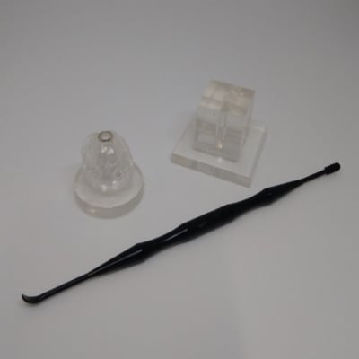 <こだわりの耳かき>　～夢ごこち耳かき 2本 角形スタンド・クルミ型スタンド付き～