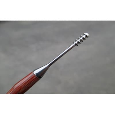 チタン製木目“極”耳かき(天然くるみスタンド付き)