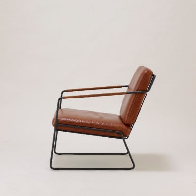 革と鉄フレームの組み合わせ。くつろぎのfeliceラウンジチェア インテリア 家具
