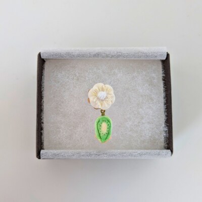 【ハンドメイド・アクセサリー】岐阜県関市産「ほらどキウイ」モチーフ|伝統工芸つまみ細工のピンバッジ