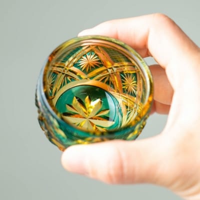 【薩摩切子】中猪口(ちょこ)菊紋 グリーンアンバー