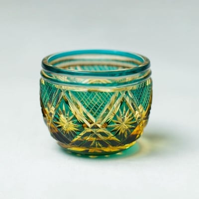 【薩摩切子】中猪口(ちょこ)菊紋 グリーンアンバー