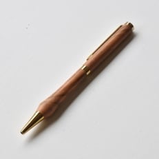 【A.W.L.M】若手木工作家たちが手作りする「上松町で育った桜の木のボールペン」