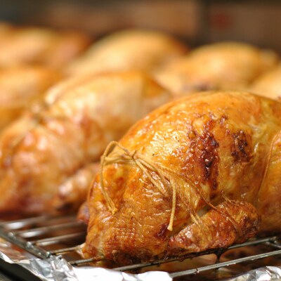 【冬限定】クリスマスやパーティーに　国産ハーブ鶏ローストチキン【配送12月20日～12月31日】25