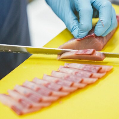 四万十市場の季節の魚昆布締め 26