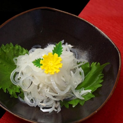 【若男水産】淡路島産 とらふぐ 湯引き皮 (てっぴ)袋入り100g×3、ポン酢紅葉おろし付