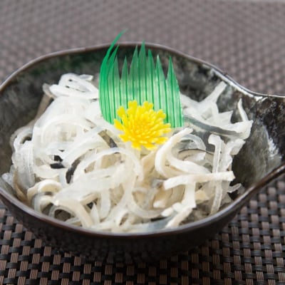 【若男水産】淡路島産 とらふぐ 湯引き皮 (てっぴ)袋入り100g×3、ポン酢紅葉おろし付