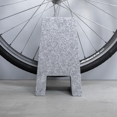 暮らしに寄り添う庵治石 「CLAMP/クランプ」自転車スタンド  お礼品 