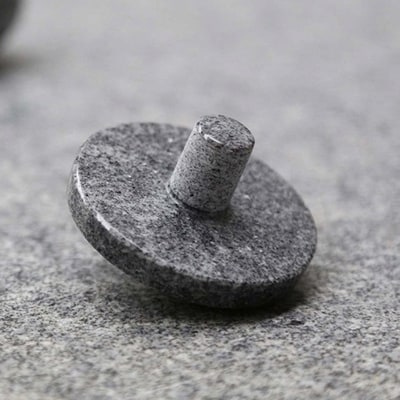 想像以上に美しく回る100%石製コマ「庵治独楽(あじこま)」