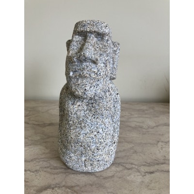 庵治石モアイ像