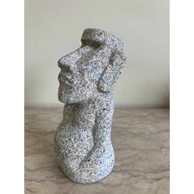 庵治石モアイ像