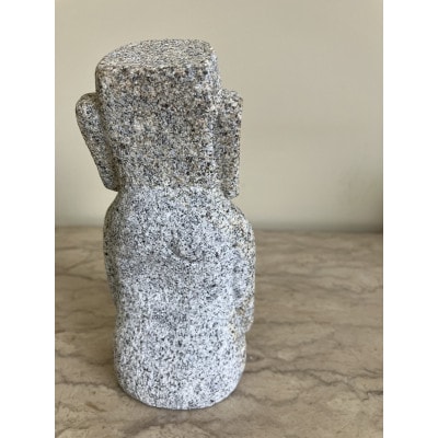 庵治石モアイ像