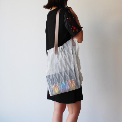 香川産プリーツバッグ・ヘリンボーン・ラージ[シルバー1点]軽やかで上品な透け感のあるショルダーバッグ