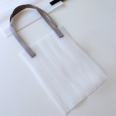 香川県産 プリーツバッグ・ストライプ・スモール[シルバー1点]　軽やかで上品な透け感のあるバッグ