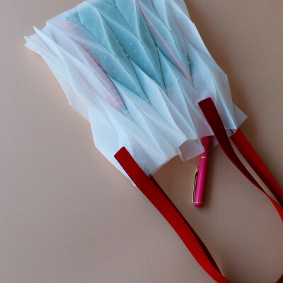 香川県産 プリーツバッグ・ヘリンボーン・スモール[レッド1点]　軽やかで上品な透け感のあるバッグ