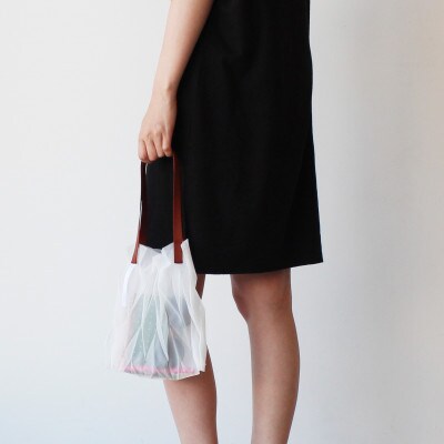 香川県産 プリーツバッグ・ヘリンボーン・スモール[ブロンズ1点]　軽やかで上品な透け感のあるバッグ